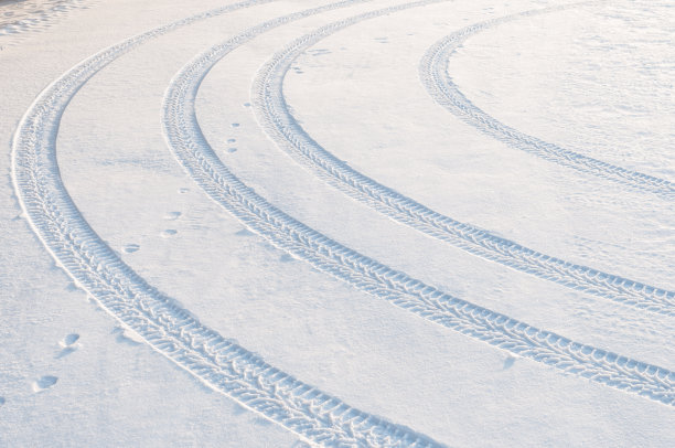 新雪上的车胎印图片下载