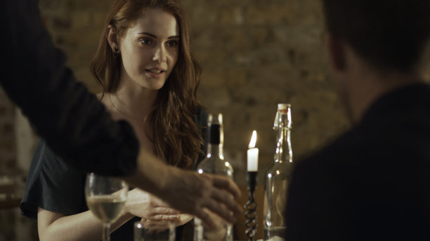 倒酒的女人图片下载