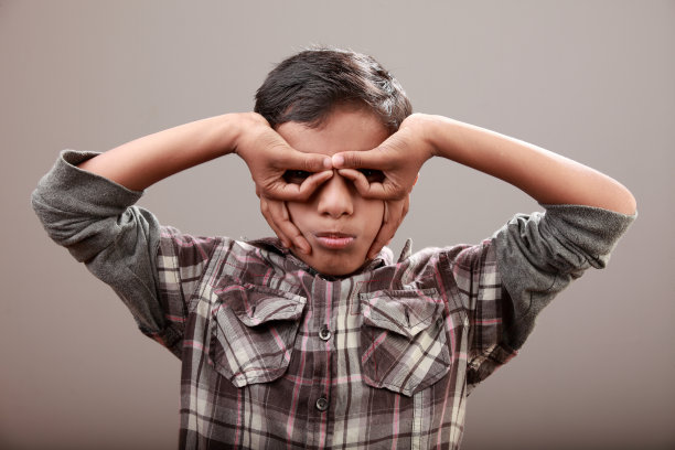 小男孩从手指缝里看过去图片下载