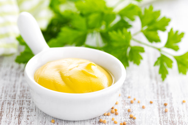 白色背景上的芥末图片下载