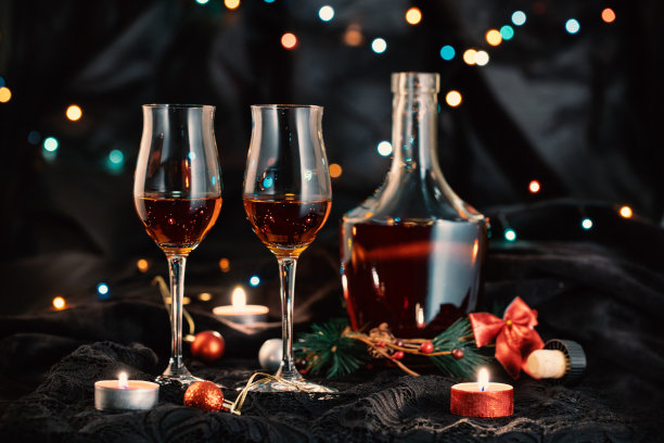 两杯深色背景的白兰地图片下载