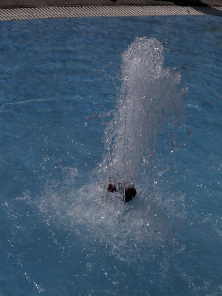 西班牙村庄的喷泉图片下载