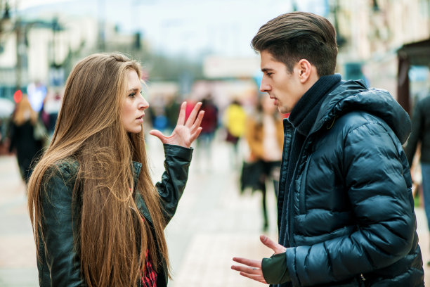一对年轻夫妇正在大吵一架素材图片
