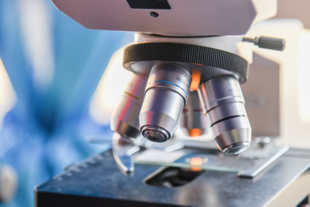 医疗设备。显微镜。背景。在实验室显微镜下测试样品。素材图片