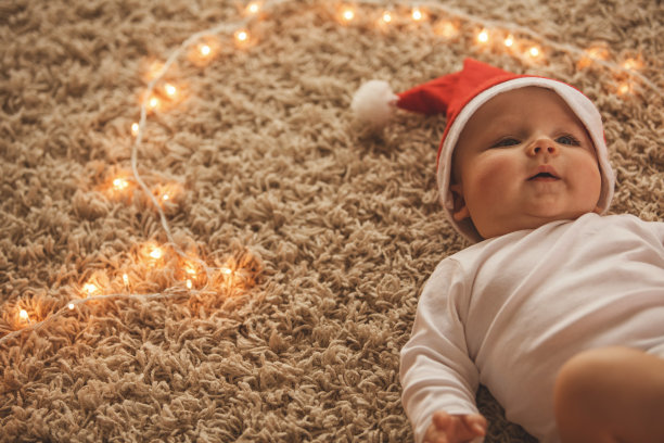 宝贝和圣诞彩灯图片下载