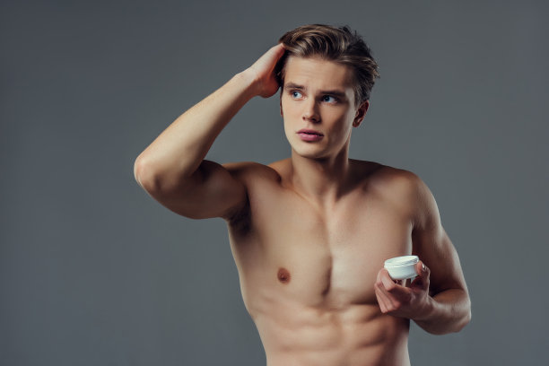 灰色背景上的英俊男子。图片下载