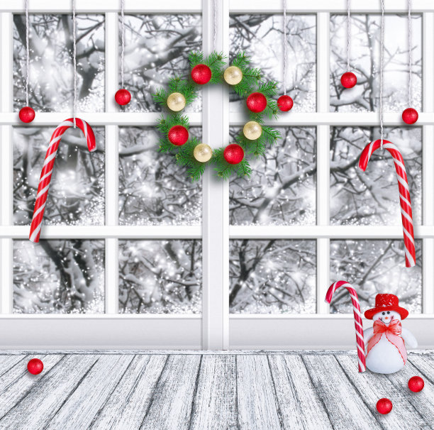 圣诞房间内部有窗户和云杉花环球，雪人在帽子，悬挂球和棒棒糖图片下载