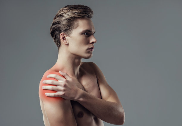 灰色背景上的英俊男子。图片下载