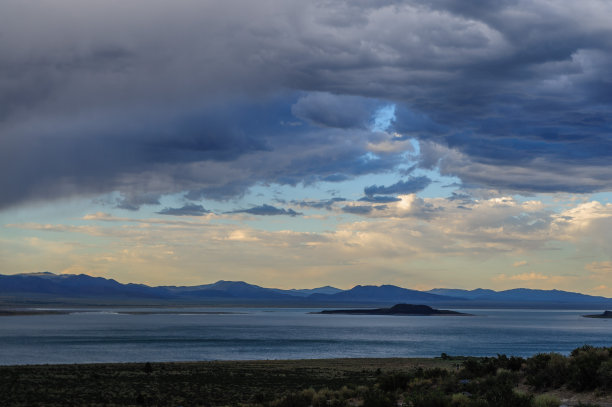 乌云笼罩着mono湖图片下载
