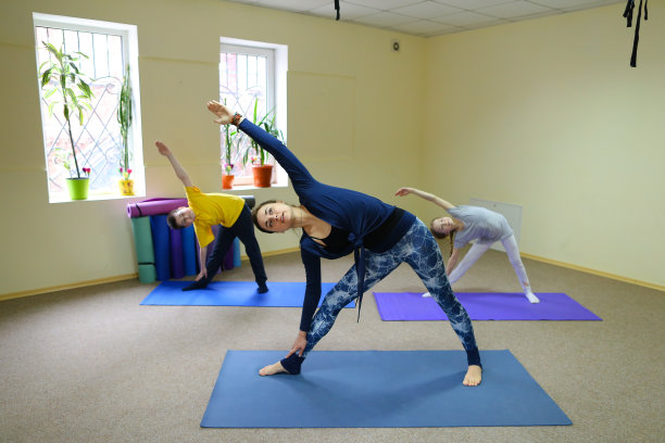 小女孩坐在麻绳上，教练帮助孩子图片下载