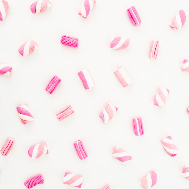 白色背景上的粉红色棉花糖图案。糖果组成。平躺，俯视图图片下载