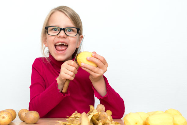 女孩削土豆图片下载