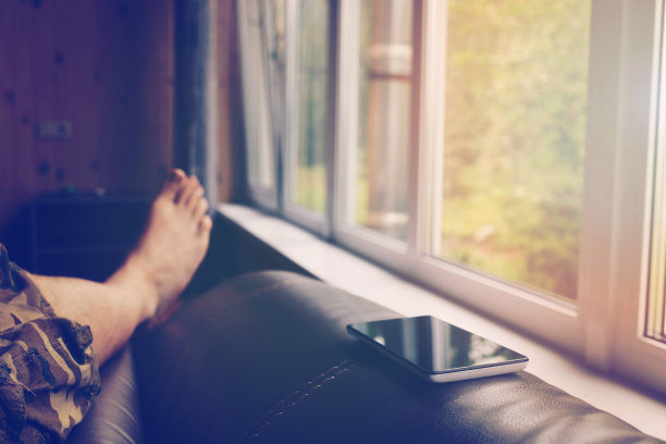 休息与电话图片下载