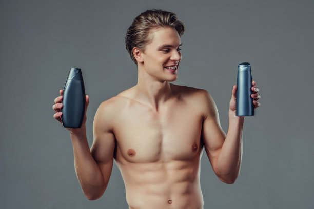 灰色背景上的英俊男子。图片下载