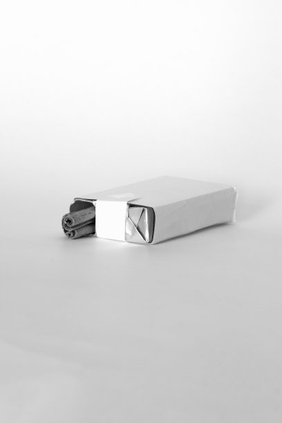 包肉桂在白色的背景。图片下载