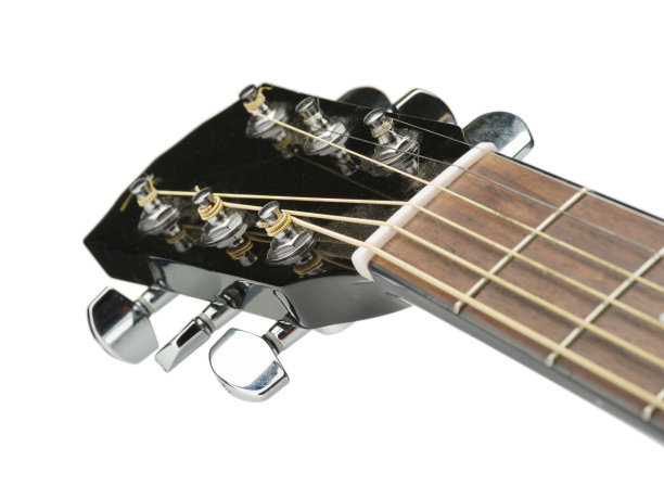 古典吉他的特写镜头与弦，一个美丽的黑色吉他的特写照片在一个温暖的阳光明媚的日子。图片下载