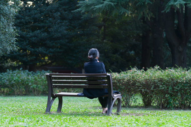 公园里抑郁的女人图片下载