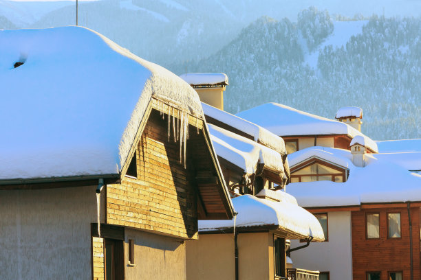 冬季背景与冰柱和雪屋顶图片下载