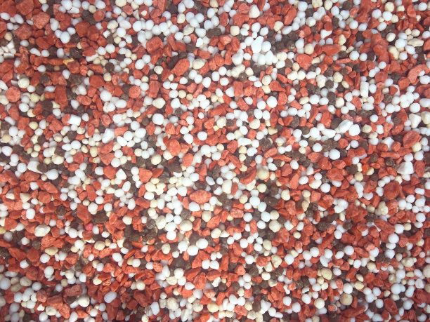 彩色肥料由氮、磷和钾组成，油棕榈种植园提高生产力。图片下载