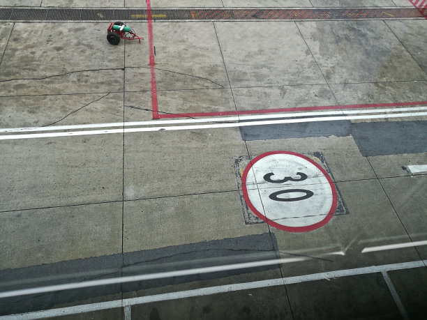 机场跑道着陆区域限速30公里每小时图片下载