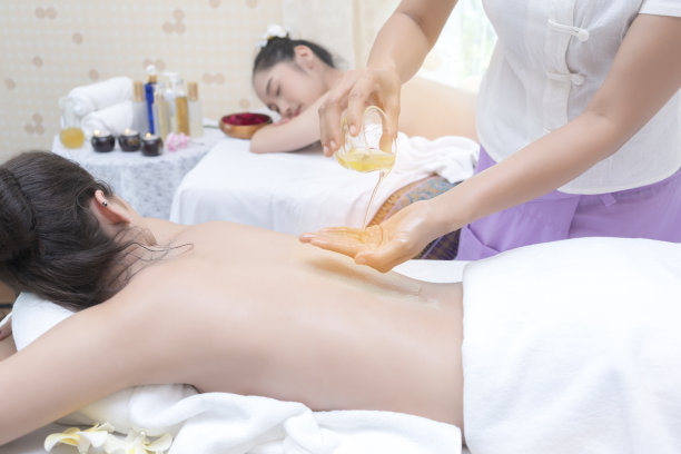 年轻的亚洲女性正在Spa沙龙享受泰国香薰油按摩图片下载
