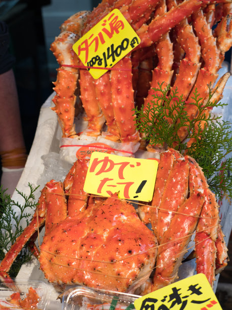 水煮螃蟹在鱼店排队图片下载