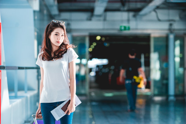 女孩在机场。图片下载
