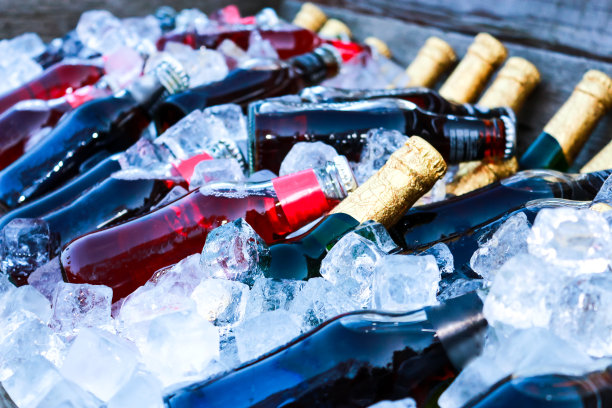 派对上一桶冰里的瓶子图片下载