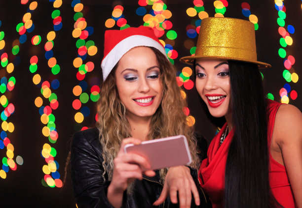 欢乐的女人在新年派对上自拍图片下载