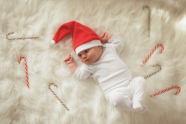 带着圣诞帽和拐杖糖的小女孩图片下载