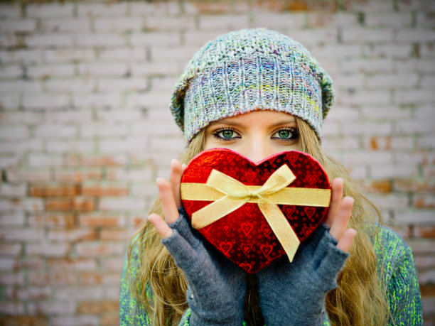 十几岁的女孩与礼物心形盒图片下载