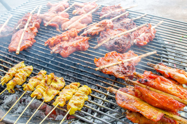 泰国街头小吃：亚洲风味的烤鸡肉和猪肉图片下载