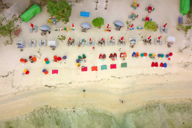 俯视图航空照片从飞行的无人机座位和雨伞，巴厘岛。图片下载