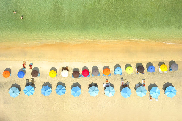 俯视图航空照片从飞行的无人机座位和雨伞，巴厘岛。图片下载