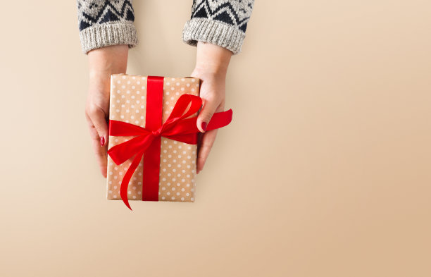 女人的手在礼物盒里送圣诞礼物图片下载