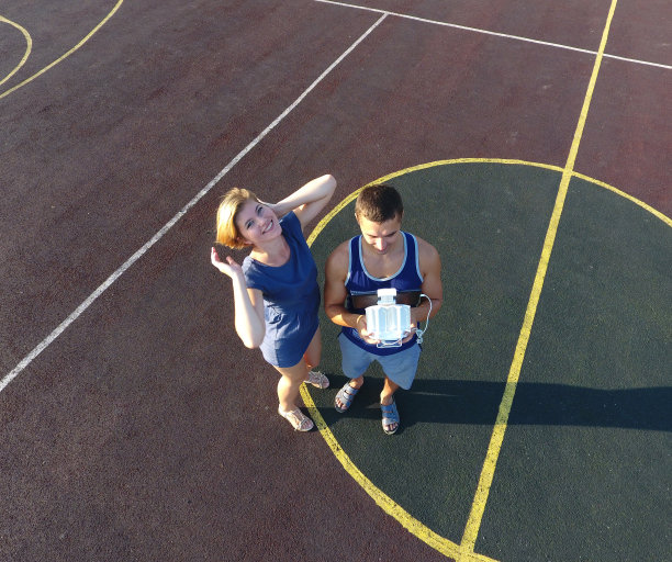 这张照片是在无人机的帮助下拍摄的。控制无人机，从无人机上看。图片下载