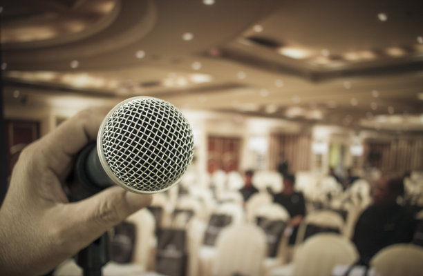 会议室麦克风，在会议厅灯光下用麦克风和主题演讲。言语是人类沟通的发声形式，会议室中听众的模糊，陈旧的语调图片下载