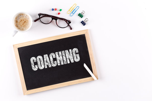 用咖啡杯在黑板上指导单词，从上往下看图片下载