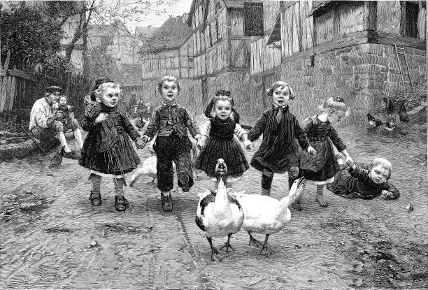 村子里的孩子们一边追鹅一边唱歌图片下载