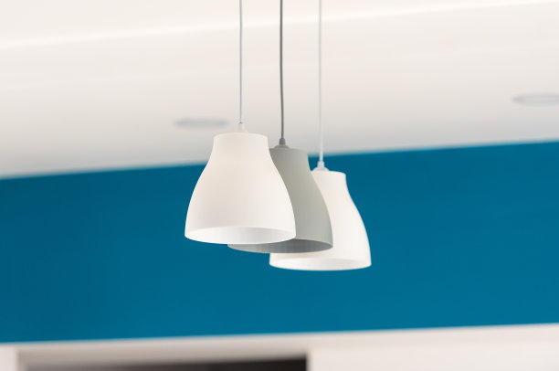 三盏灯悬挂在天花板上，室内，客厅素材图片