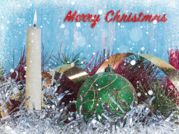 白色的蜡烛，绿色的圣诞树球，圣诞树亮片。新年的背景。图片下载