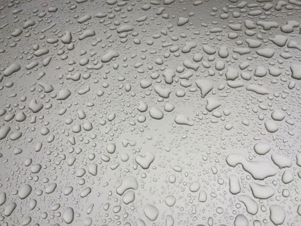 水滴落在金属上。景深浅。图片下载