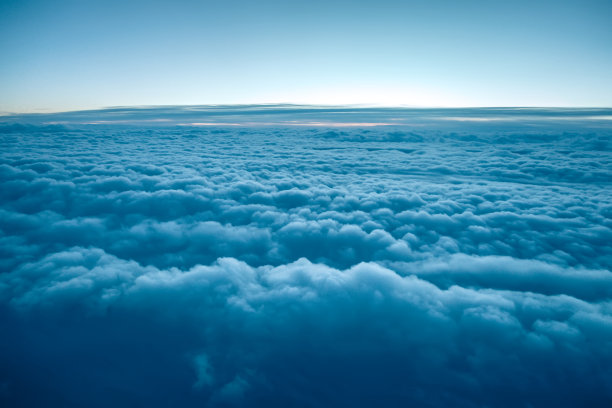 在云层上飞行。从飞机上看图片下载