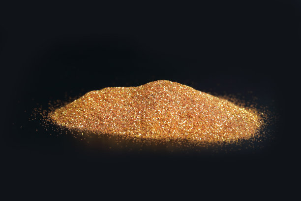 黑色背景上闪闪发光的金粉图片下载