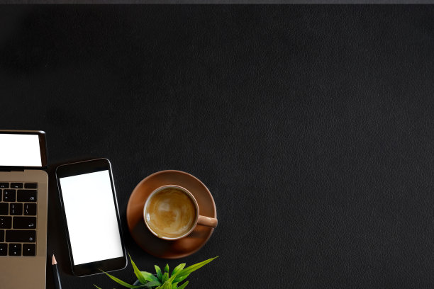 模拟工作空间:办公桌上放着笔记本电脑、智能手机、铅笔和一杯咖啡。顶部视图与复制空间。图片下载