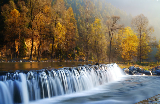 日落时分，山间河流的瀑布图片下载