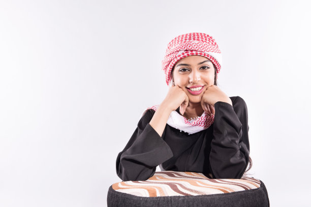 戴着头巾的美丽中东妇女图片下载