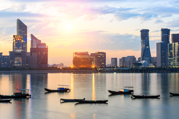 黄昏时分，杭州钱江新城的现代化办公大楼图片下载