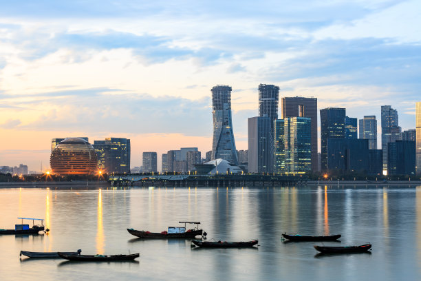 黄昏时分，杭州钱江新城的现代化办公大楼图片下载