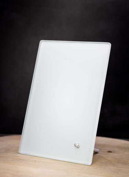 木制背景上的空白相框。透明相框为您的设计。室内装饰。图片下载